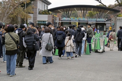 写真：上野動物園前で列を作る人たち＝２０日午前、東京都台東区