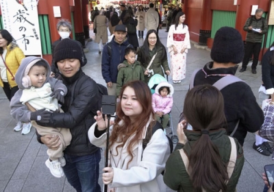 写真:子連れで東京・浅草を観光するマレーシア人女性(前列左から3人目)ら