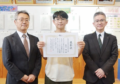 写真：札幌更生保護女性連盟会長賞を受賞した喜門岱小６年の泉谷さん（中央）