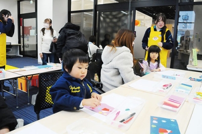 写真：クリスマスカード作りを楽しむ子ども