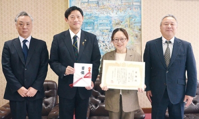 写真:感謝状を受け取った野口社長(右から2人目)