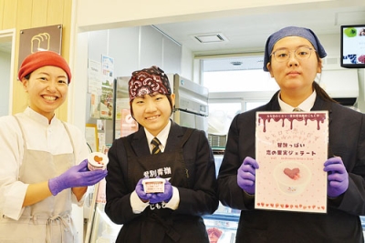 写真：新しいジェラートを開発した（右から）小倉さん、山本さん、坂本代表