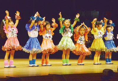写真：かわいらしい衣装でお遊戯を披露する年少組