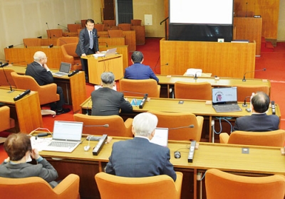 写真：ハラスメント防止について講話する千田議長