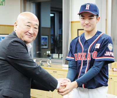 写真：下道町長（左）と固い握手を交わす葛選手