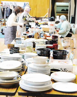 写真：豊富な種類の食器が並ぶ「冬の消費生活展」