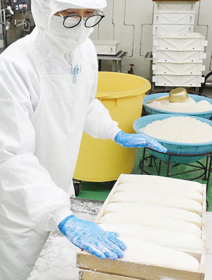 写真：もち米不足と価格高騰で、値上げを余儀なくされた切り餅＝日の出町の草太郎本舗