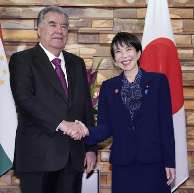 写真：タジキスタンのラフモン大統領（左）と握手する高市首相＝２０日午後、首相官邸