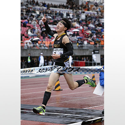 写真：全国高校駅伝男子で優勝を果たした学法石川のアンカー美沢央佑＝たけびしスタジアム京都