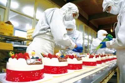 写真：製造が始まった三星のクリスマスケーキ