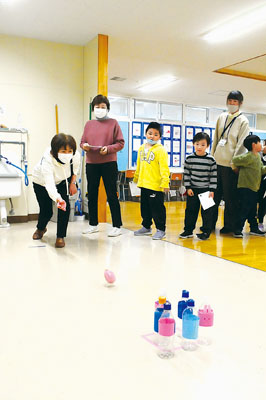 写真：２年生が手作りしたおもちゃで遊ぶ地域住民ら