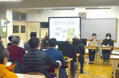 写真：健康的な体づくりについて説明する教員