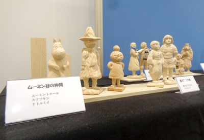 写真：慌ただしい年末の日々、手のひらサイズの木彫りの世界でほっこりするひとときをお楽しみください
