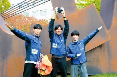 写真：国際大会で３位になったＳＡＲＤカンサットプロジェクトメンバー