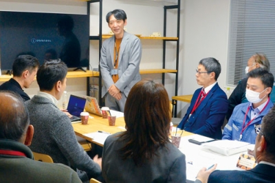 写真：登別での事業について紹介する井元さん（中央奥）