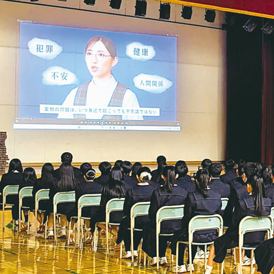 写真：薬物の危険性を学ぶ翔陽中学校の生徒たち