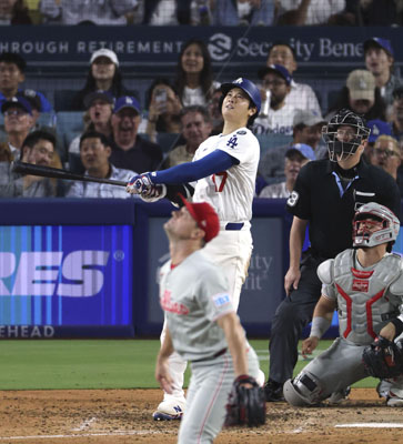 写真：５０号ソロを放ち、メジャー史上６人目となる２年連続５０本塁打を達成したドジャース・大谷＝９月１６日、ロサンゼルス（共同）