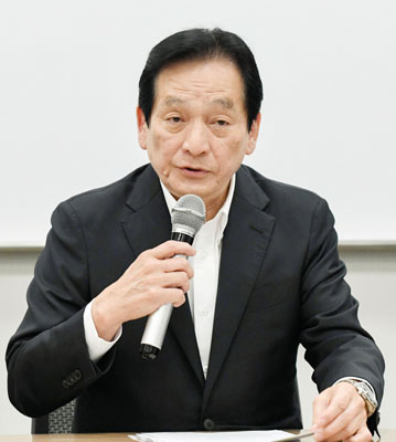 写真：記者会見するプロ野球セ・リーグの鈴木清明理事長＝８月、東京都内