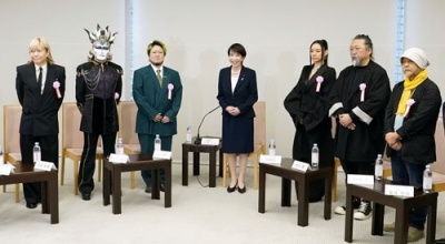 写真：コンテンツ産業関係者との意見交換会に臨む高市首相（中央）。左から３人目はこっちのけんとさん、（右から）押井守さん、村上隆さん＝２２日午前、首相官邸