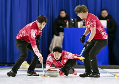 写真：カーリングのミラノ・コルティナ冬季五輪最終予選男子１次リーグの中国戦で、ショットを放つＳＣ軽井沢クの山本遵（中央）＝ケロウナ（共同）