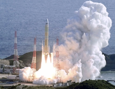 写真：準天頂衛星「みちびき５号機」を載せ、鹿児島県の種子島宇宙センターから打ち上げられるＨ３ロケット８号機。２段目のエンジンが予定より早く燃焼停止した＝２２日午前１０時５１分（共同通信社ヘリから）