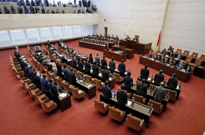 写真：東京電力柏崎刈羽原発の再稼働容認判断表明の新潟県知事を信任する付帯決議案を可決した県議会の本会議＝２２日午後