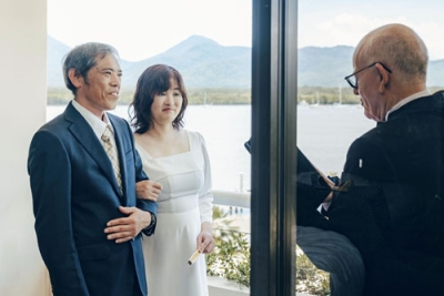 写真：オーストラリア・ケアンズで結婚式をする乾紀子さん（中央）と山県幹典さん（左）＝２０２５年２月（乾さん提供）