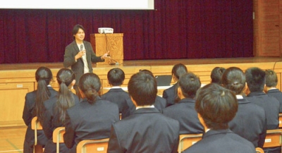 写真：なりたい自分について話す鈴木常務