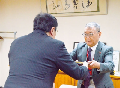 写真：小笠原市長から感謝状を受け取る古市支店長（右）
