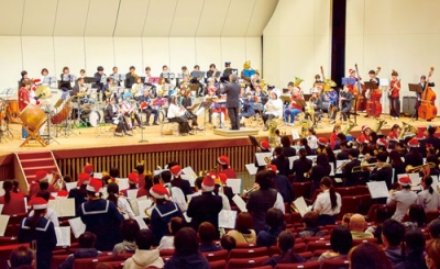 写真：迫力の演奏でフィナーレを飾る出演団体