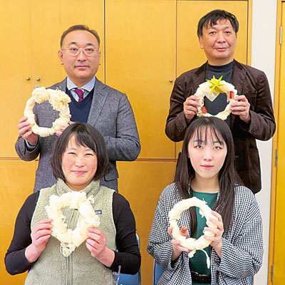 写真：室蘭工業大学学生団体はんもっくの村井暖代表（右下）、特定非営利活動法人ｔｅｎｔｏｔｅｎの北村祐貴理事長（左下）、須藤建設株式会社の須藤正之代表取締役社長（左上）と総務グループ吉田忠志マネージャー