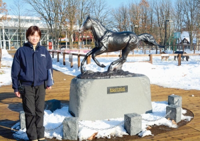 写真：「ポニーテラス」付近に設置されたイクイノックスのブロンズ像