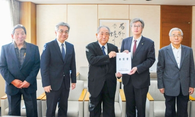 写真：堀井市長に要望書を手渡す大光会長（左から３人目）