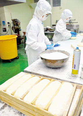 写真：製造がピークを迎えている草太郎本舗の切り餅