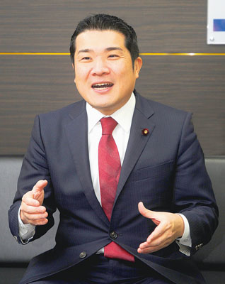 写真：臨時国会を振り返る山岡氏