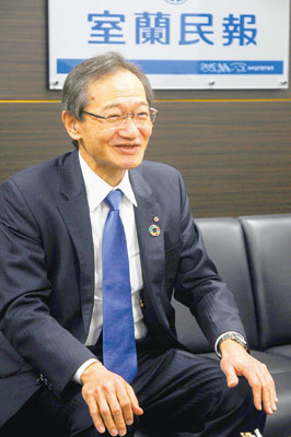 写真：生命保険事業の役割について語る朝日生命保険の木村取締役会長