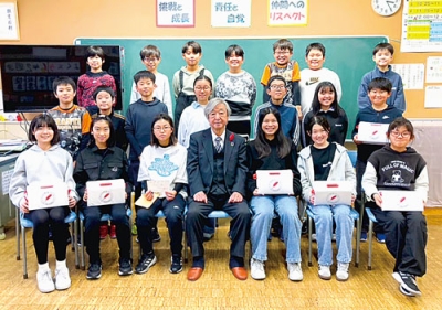 写真：学校募金に取り組んだ八丁平小学級員会メンバーら（提供写真）