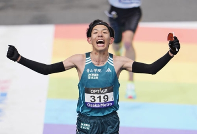 写真：大阪マラソンで学生新記録の２時間６分５秒の６位でゴールする、青学大の黒田朝日＝２月、大阪城公園