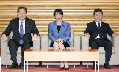 写真：閣議に臨む（左から）林総務相、高市首相、茂木外相＝２３日午前、首相官邸