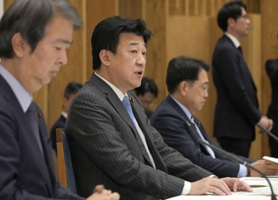 写真：大規模太陽光発電所の課題解決に向けた関係閣僚会議であいさつする木原官房長官（手前から２人目）＝２３日午前、首相官邸