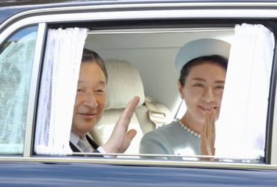 写真：上皇さまの誕生日を祝うため、仙洞御所に入られる天皇、皇后両陛下＝２３日午前、東京・元赤坂（代表撮影）