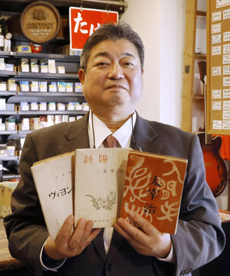 写真：埼玉・大宮での太宰治の足跡を独自に調べている玉手洋一さん＝１０月、さいたま市