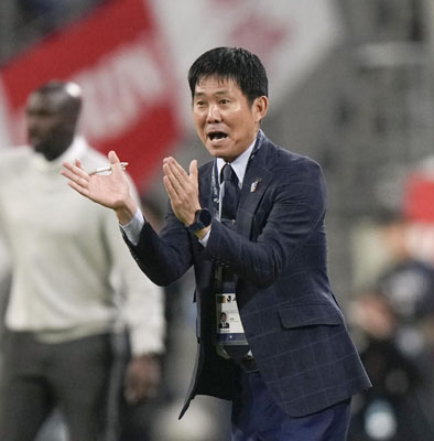 写真:国際親善試合で選手を鼓舞する森保監督