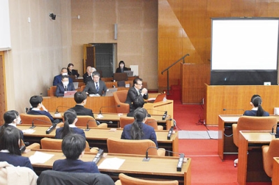 写真：議会について講話をする千田議長