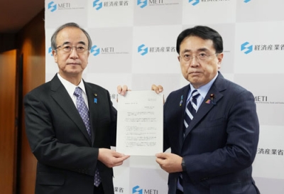写真：赤沢経産相（右）に文書を手渡す新潟県の花角英世知事＝２３日午後、経産省