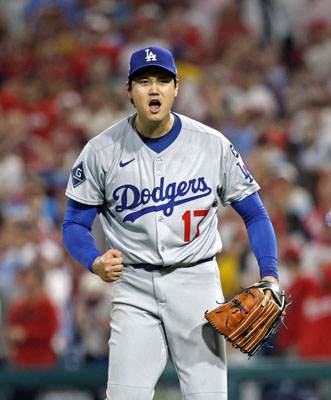写真：１０月４日、フィリーズとの地区シリーズ第１戦の５回、シュワバーを空振り三振に仕留め声を上げるドジャースの大谷翔平＝フィラデルフィア（共同）