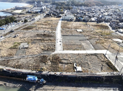 写真：石川県輪島市の朝市通り周辺＝１１月（ドローンから）