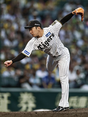 写真：９月２８日の中日戦で、連続試合無失点のプロ野球記録を５０に更新した阪神・石井＝甲子園