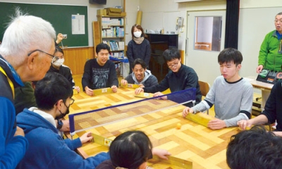 写真:卓球バレーに挑戦する生徒ら