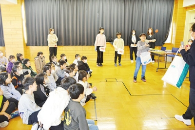 写真：海馬の働きを体験する児童ら